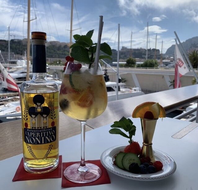 Allo Yacht Club di Monaco bevono L'Aperitivo Nonino BotanicalDrink